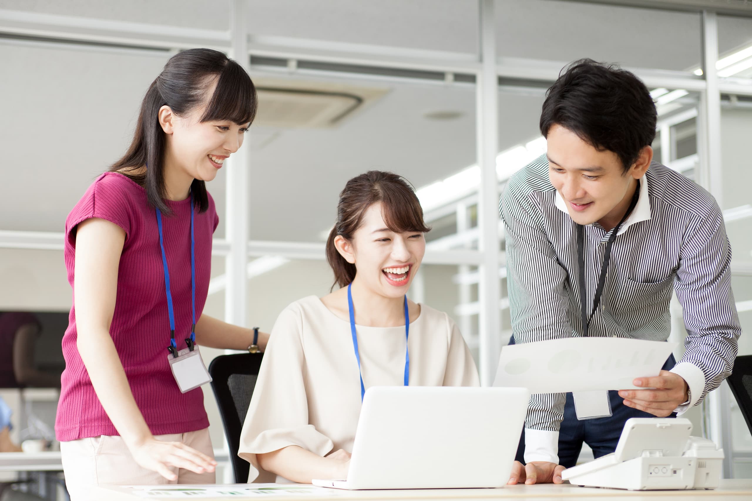 若手社員３名